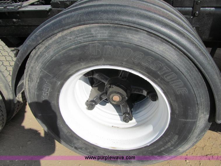 image for item F5531 2003 Mack RD600K semi truck