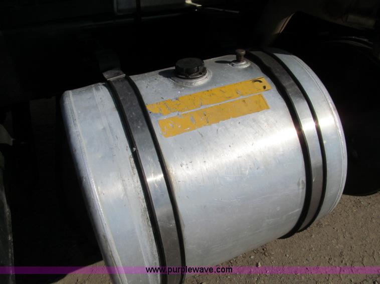 image for item F5531 2003 Mack RD600K semi truck