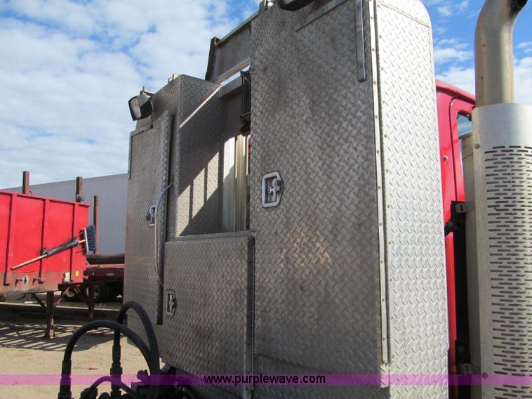 image for item F5531 2003 Mack RD600K semi truck