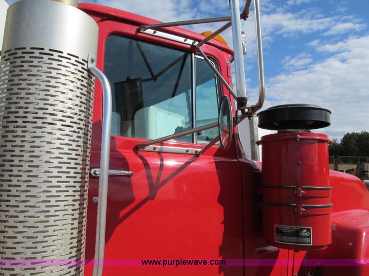 image for item F5531 2003 Mack RD600K semi truck