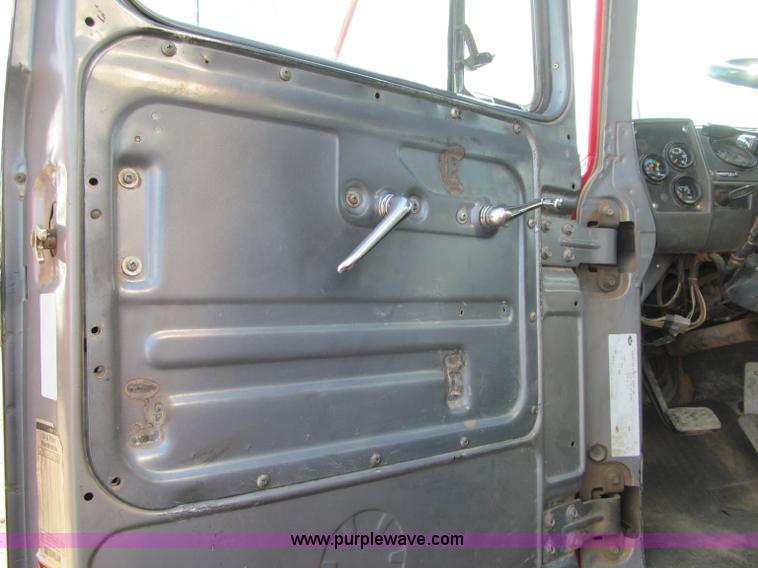 image for item F5531 2003 Mack RD600K semi truck