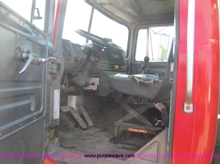 image for item F5531 2003 Mack RD600K semi truck