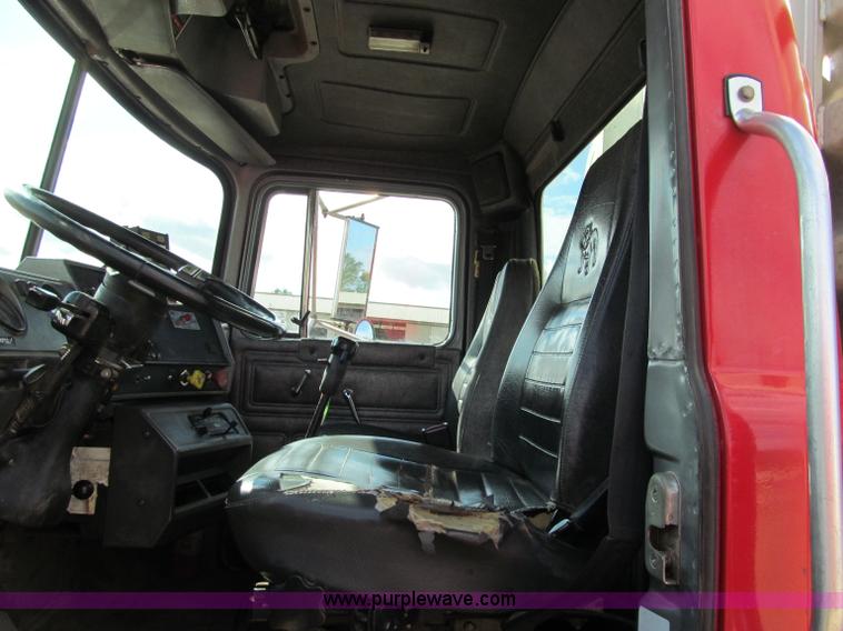 image for item F5531 2003 Mack RD600K semi truck