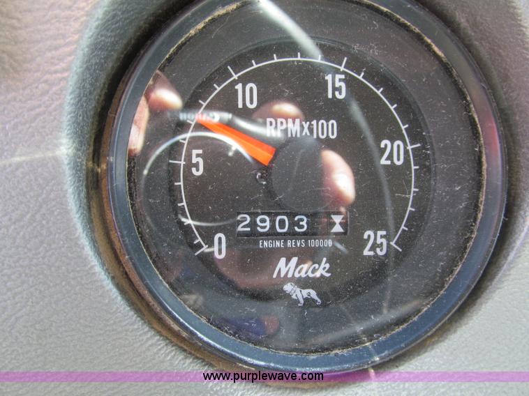 image for item F5531 2003 Mack RD600K semi truck