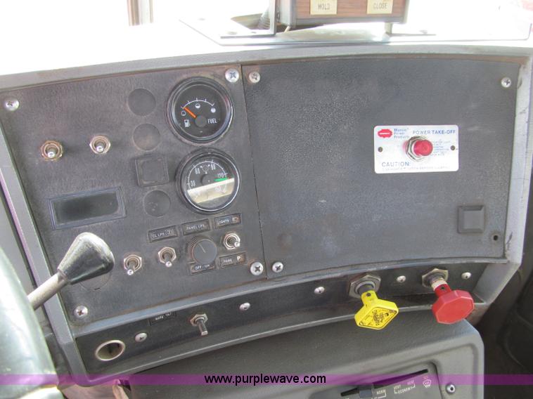 image for item F5531 2003 Mack RD600K semi truck