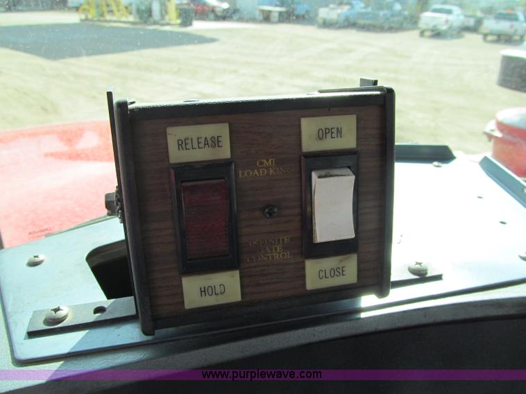 image for item F5531 2003 Mack RD600K semi truck