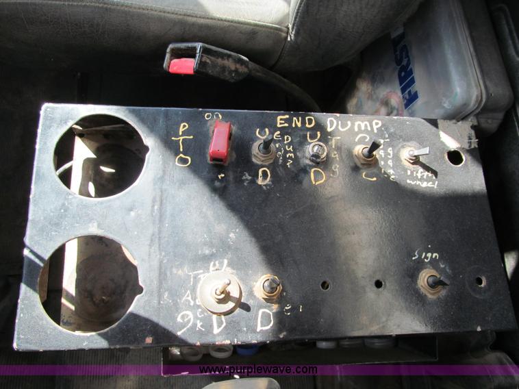 image for item F5531 2003 Mack RD600K semi truck