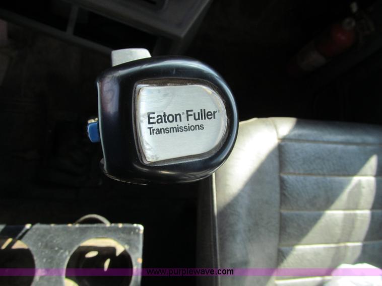 image for item F5531 2003 Mack RD600K semi truck