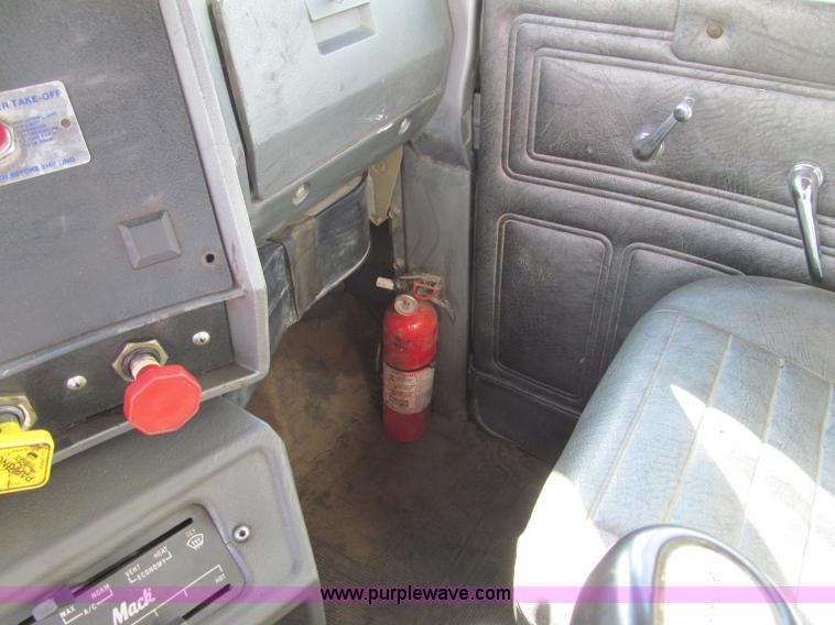 image for item F5531 2003 Mack RD600K semi truck