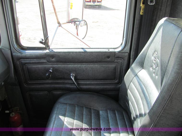 image for item F5531 2003 Mack RD600K semi truck