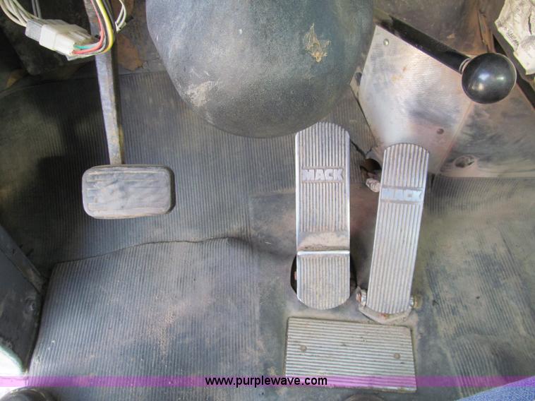 image for item F5531 2003 Mack RD600K semi truck