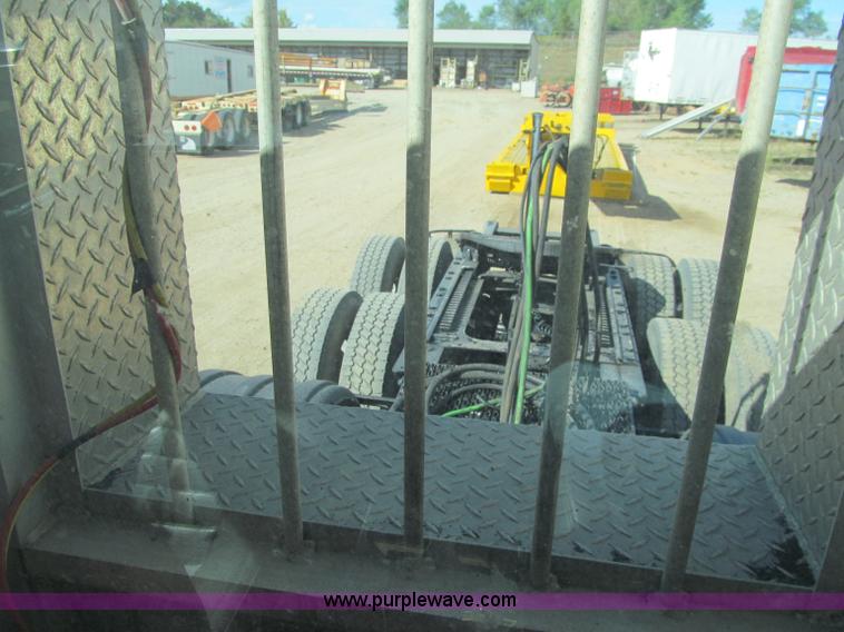 image for item F5531 2003 Mack RD600K semi truck