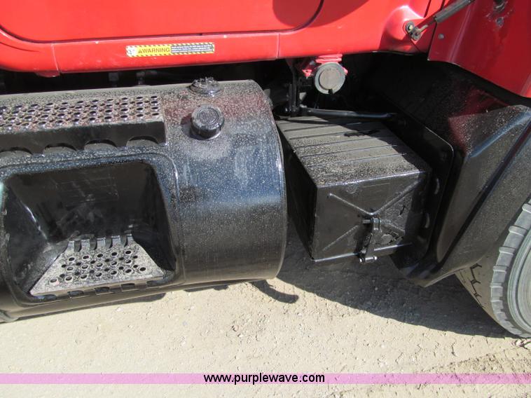 image for item F5531 2003 Mack RD600K semi truck