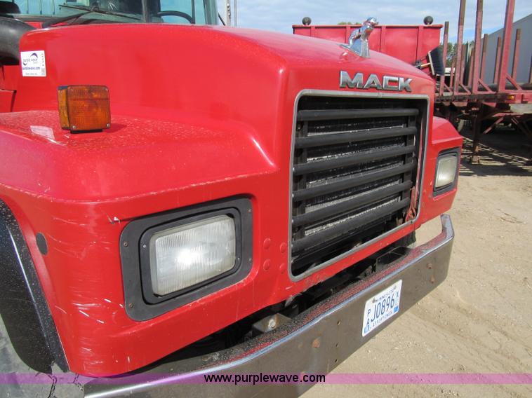 image for item F5531 2003 Mack RD600K semi truck