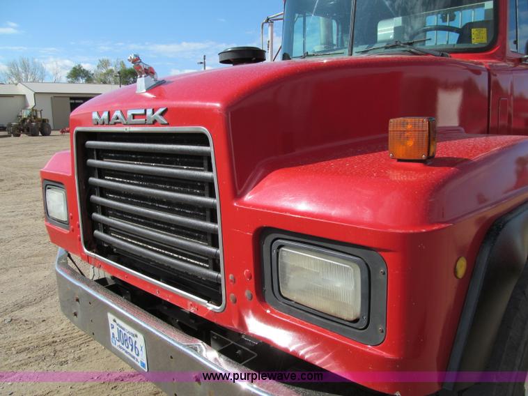 image for item F5531 2003 Mack RD600K semi truck