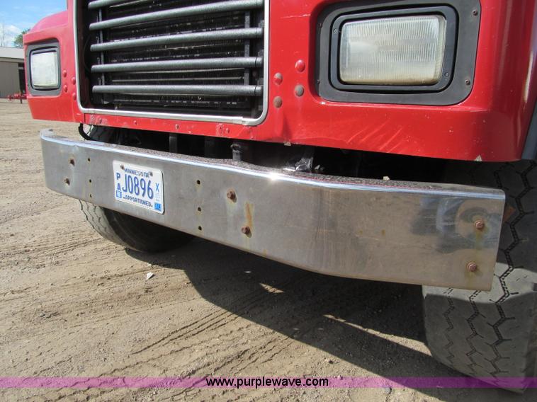 image for item F5531 2003 Mack RD600K semi truck