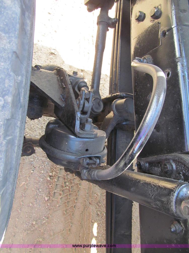 image for item F5531 2003 Mack RD600K semi truck