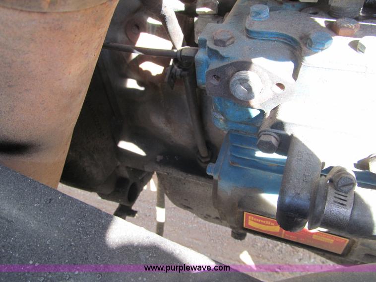 image for item F5531 2003 Mack RD600K semi truck