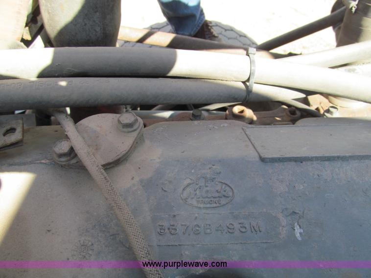 image for item F5531 2003 Mack RD600K semi truck