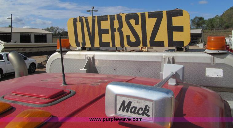 image for item F5531 2003 Mack RD600K semi truck