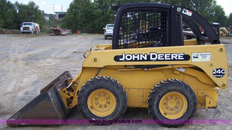 image for item F7501 2003 John Deere 240 Series II skid steer