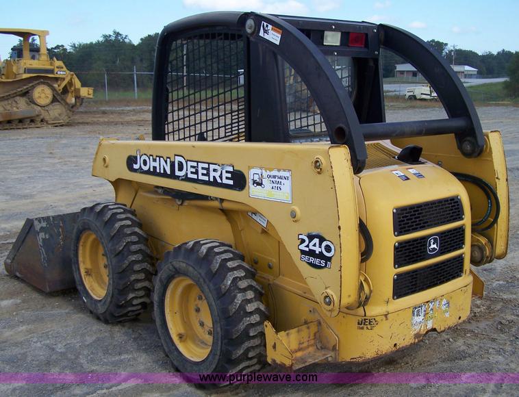 image for item F7501 2003 John Deere 240 Series II skid steer