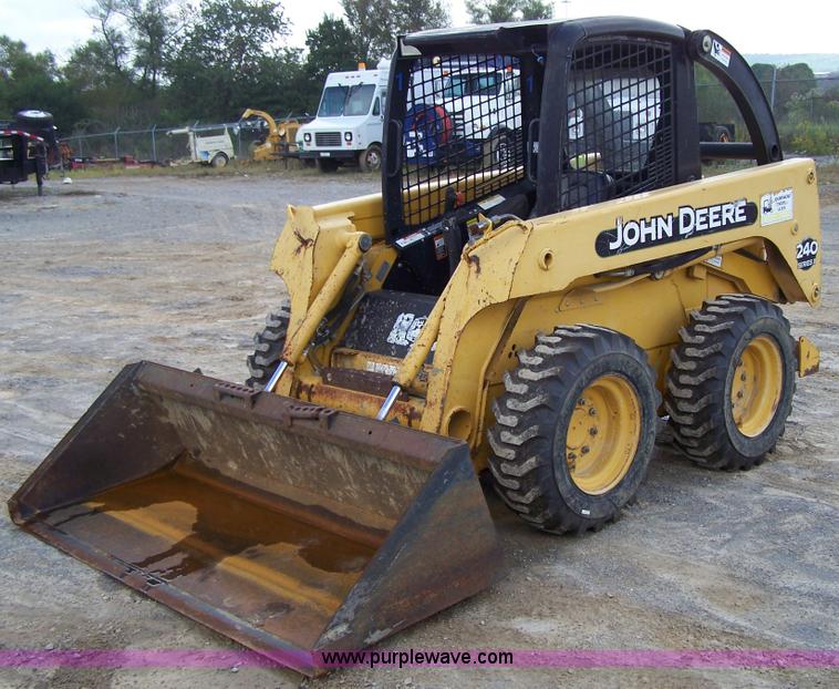 image for item F7501 2003 John Deere 240 Series II skid steer