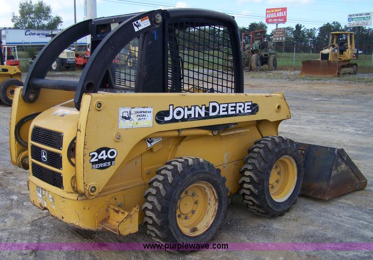 image for item F7501 2003 John Deere 240 Series II skid steer