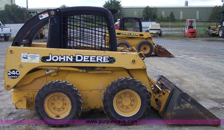 image for item F7501 2003 John Deere 240 Series II skid steer