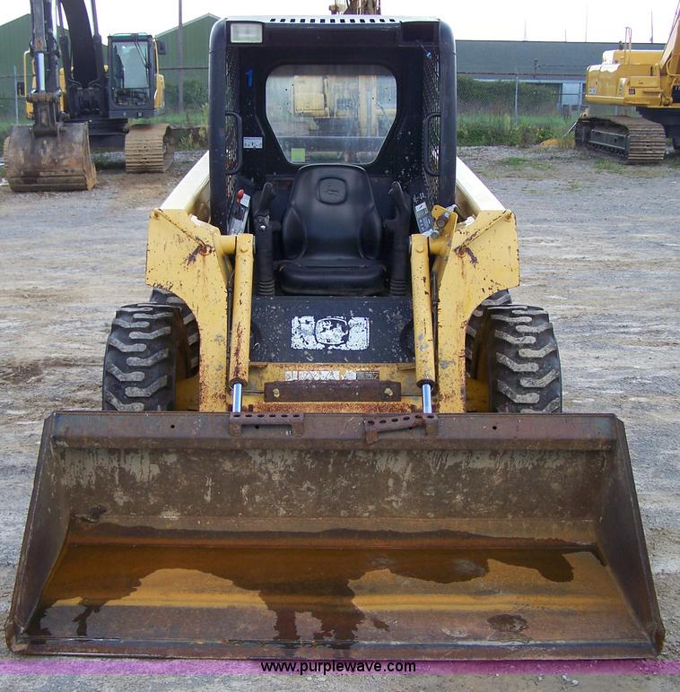 image for item F7501 2003 John Deere 240 Series II skid steer