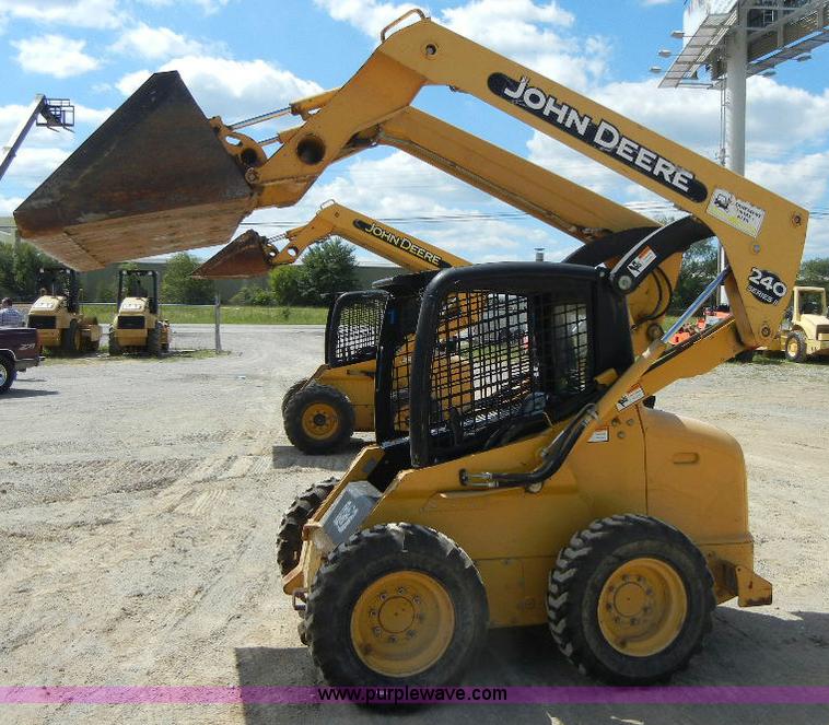 image for item F7501 2003 John Deere 240 Series II skid steer