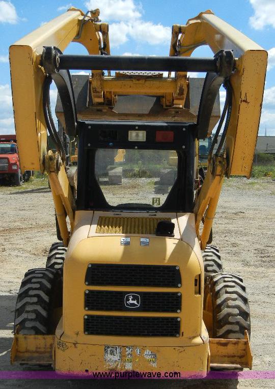 image for item F7501 2003 John Deere 240 Series II skid steer