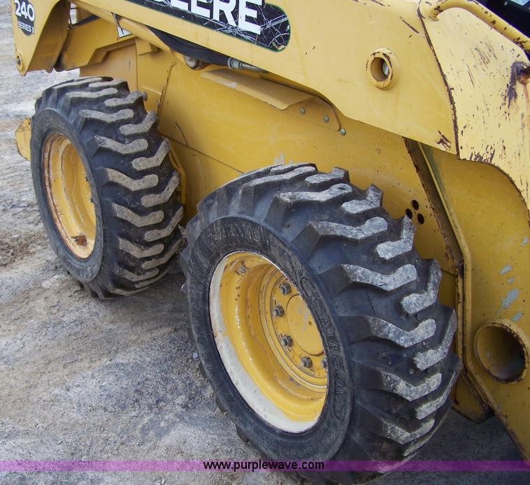 image for item F7501 2003 John Deere 240 Series II skid steer