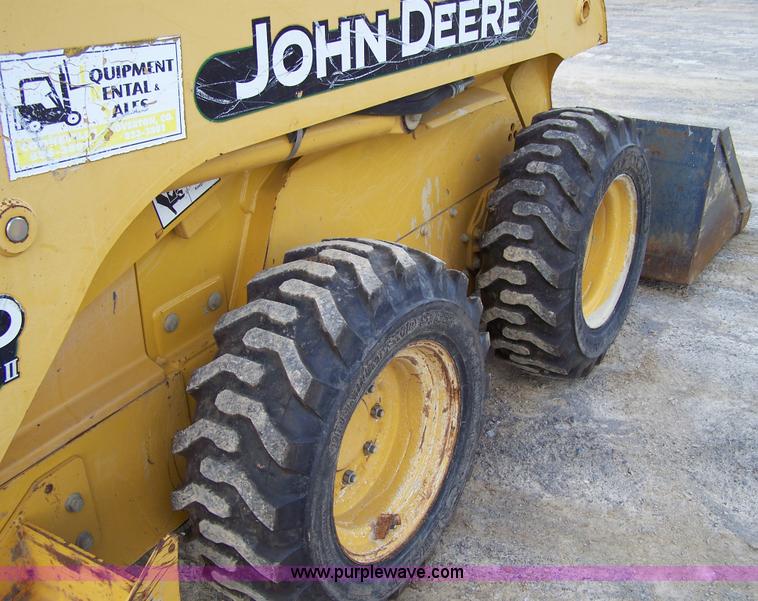 image for item F7501 2003 John Deere 240 Series II skid steer