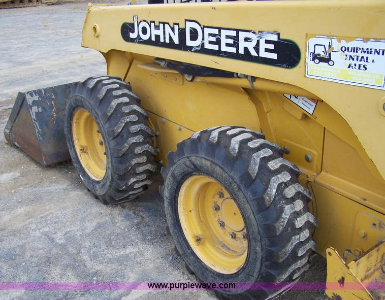image for item F7501 2003 John Deere 240 Series II skid steer