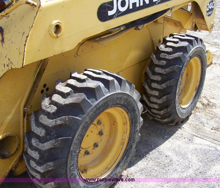 image for item F7501 2003 John Deere 240 Series II skid steer