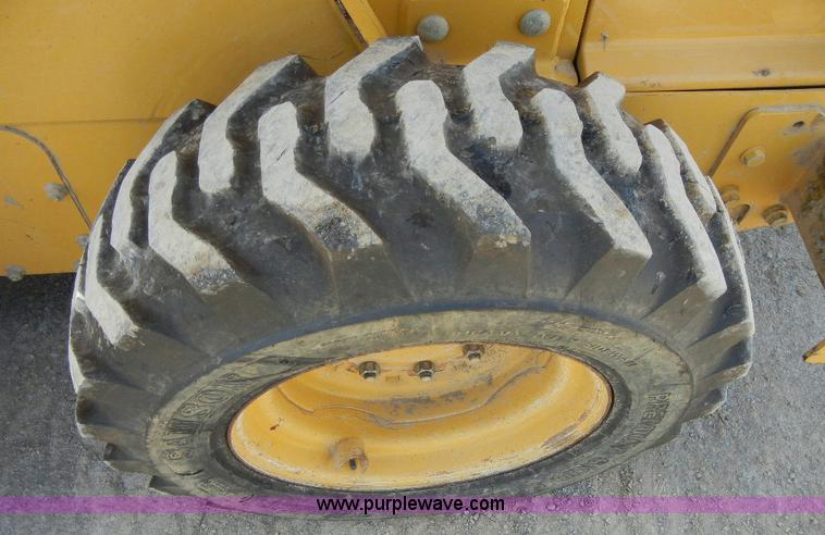 image for item F7501 2003 John Deere 240 Series II skid steer