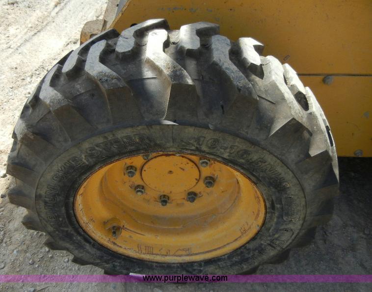 image for item F7501 2003 John Deere 240 Series II skid steer