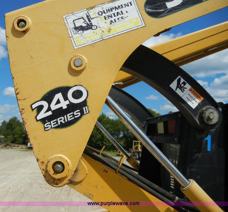 image for item F7501 2003 John Deere 240 Series II skid steer