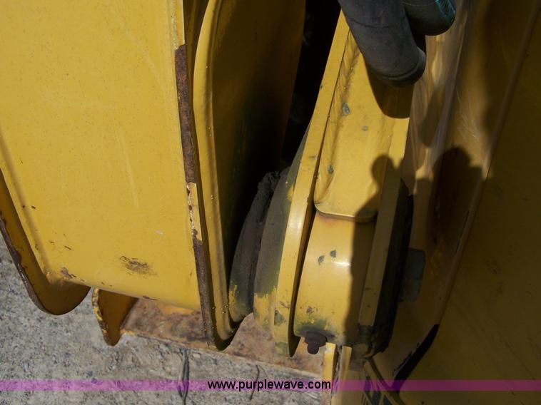 image for item F7501 2003 John Deere 240 Series II skid steer