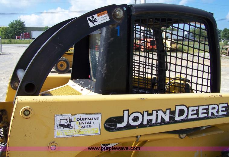 image for item F7501 2003 John Deere 240 Series II skid steer