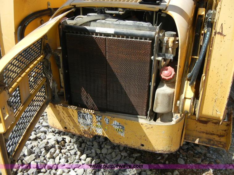 image for item F7501 2003 John Deere 240 Series II skid steer