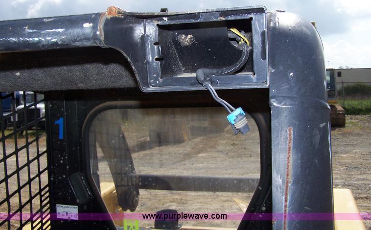 image for item F7501 2003 John Deere 240 Series II skid steer