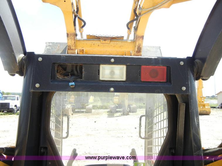 image for item F7501 2003 John Deere 240 Series II skid steer