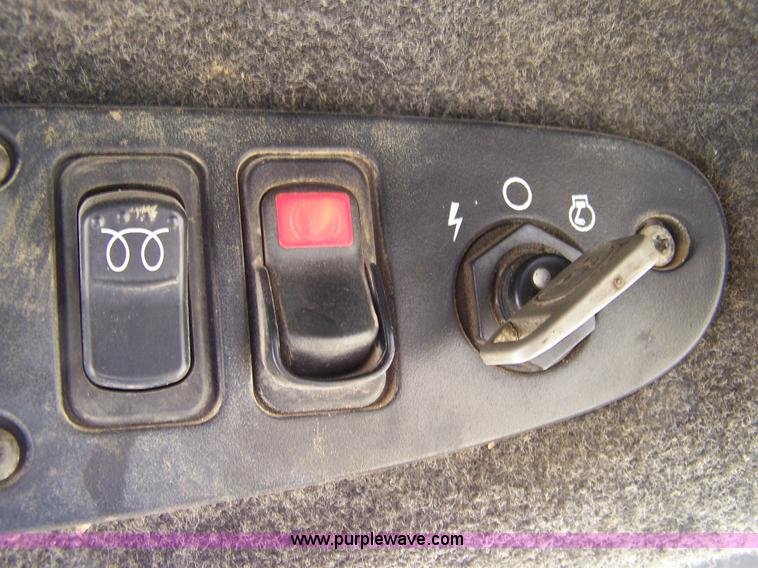 image for item F7501 2003 John Deere 240 Series II skid steer