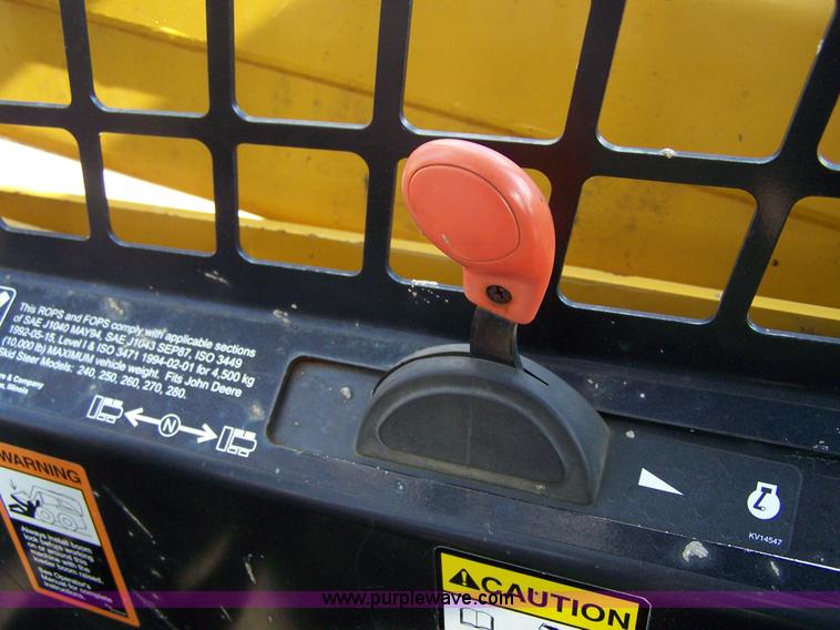 image for item F7501 2003 John Deere 240 Series II skid steer