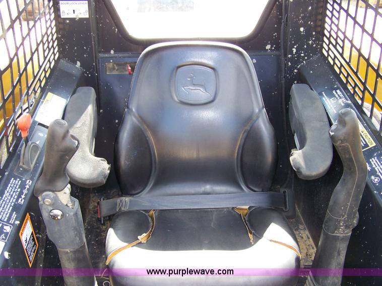 image for item F7501 2003 John Deere 240 Series II skid steer