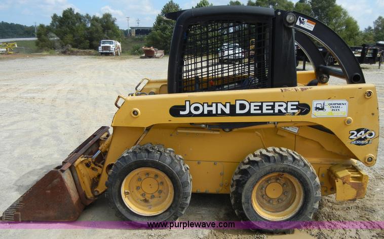image for item F7502 2003 John Deere 240 Series II skid steer