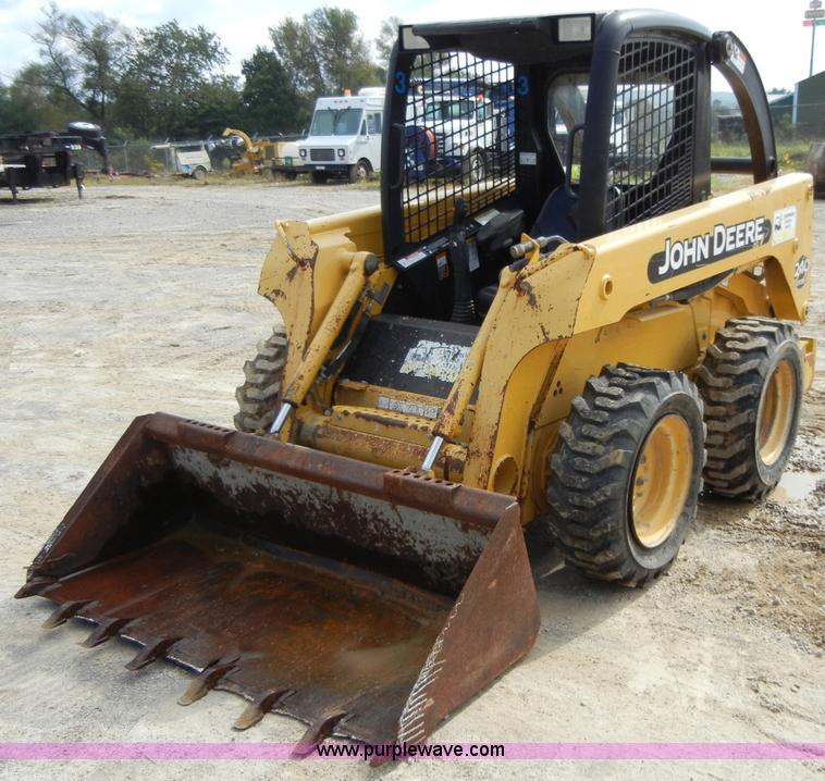 image for item F7502 2003 John Deere 240 Series II skid steer