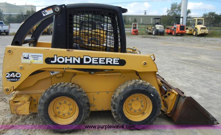 image for item F7502 2003 John Deere 240 Series II skid steer